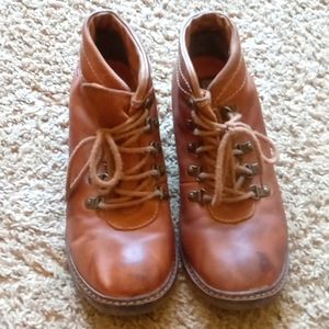 Womens Sketchers ankle boots. Brown leather lace up style booties. Size 8